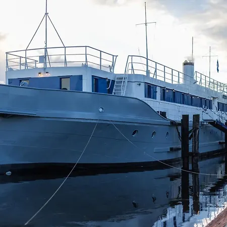 Hotel Arcona - Uebernachten Auf Dem Wasser - Direkt Am Bontekai