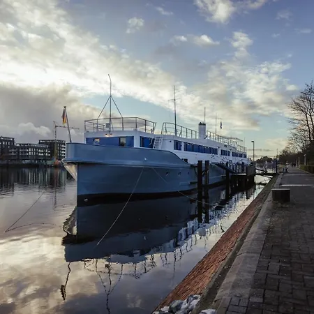 Arcona - Uebernachten Auf Dem Wasser - Direkt Am Bontekai Hotel *