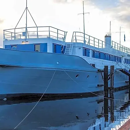 Arcona - Uebernachten Auf Dem Wasser - Direkt Am Bontekai *